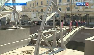 Банковский мост вернулся на Грибоедовский канал