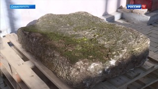 Археологи обнаружили в Севастополе древнюю надгробную плиту